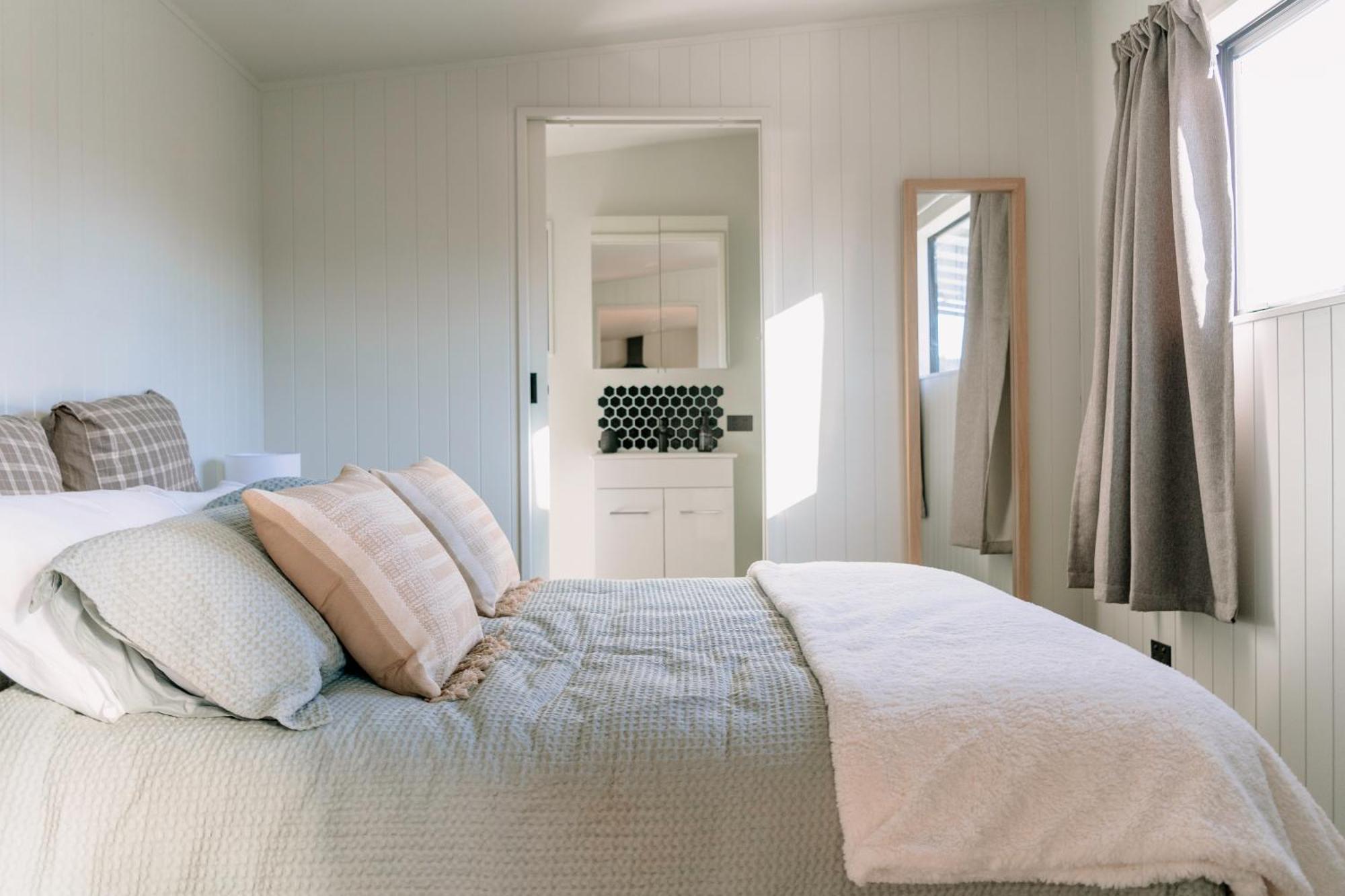 Mountain Cabin - Central, Cosy And Cute With Views Wanaka Exterior photo